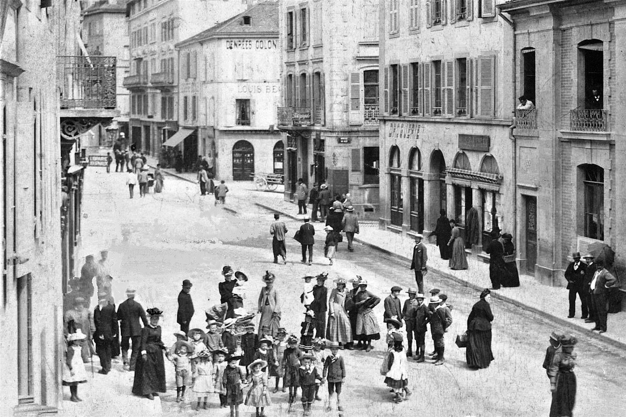 Slider background image showing the street address of Rue du Seyon 8a, Neuchâtel from 1890. © Historia Helvetica, Yannick Plomb